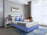 Matelas Vitafoam draps blancs chambre minimaliste couche supérieure souple accueil moelleux