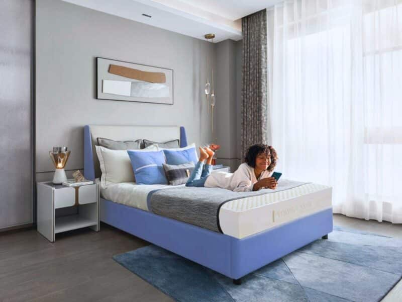 Matelas Vitafoam draps blancs chambre minimaliste couche supérieure souple accueil moelleux