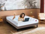Femme ordinateur matelas Vitafoam télétravail confort zone soutien lombaire détente relaxation