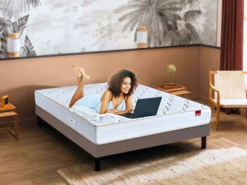 Femme ordinateur matelas Vitafoam télétravail confort zone soutien lombaire détente relaxation