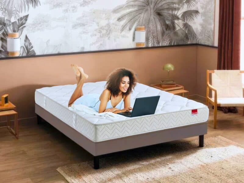Femme ordinateur matelas Vitafoam travail confort zone soutien lombaire détente relaxation