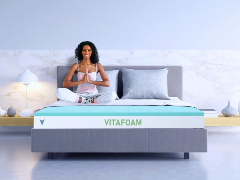 Femme matelas Vitafoam mousse viscoélastique chambre moderne confort sommeil profond Madagascar
