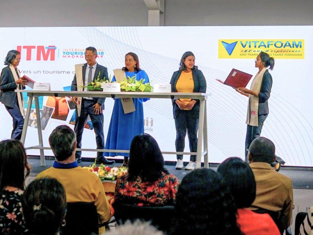 Personnel Vitafoam présentant produits lors d'un événement officiel, matelas mousse Madagascar qualité