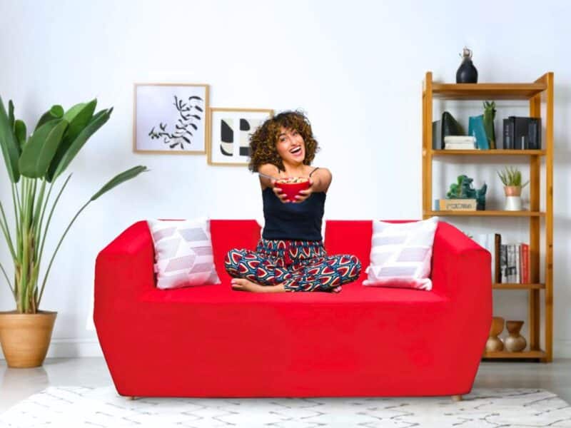 Femme sur canapé rouge Vitafoam, collection POLLUX mobilier enfant confortable coloré