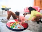Enfant jouant avec blocs colorés sur tapis coussin de sol, collection POLLUX éveil enfant