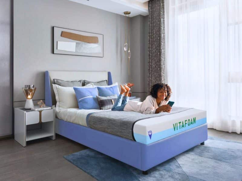 Canapé bleu matelas Vitafoam chambre famille couche mousse accueil souple soutien