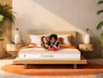 Famille heureuse lit matelas Vitafoam chambre couche mousse haute résilience confort partagé