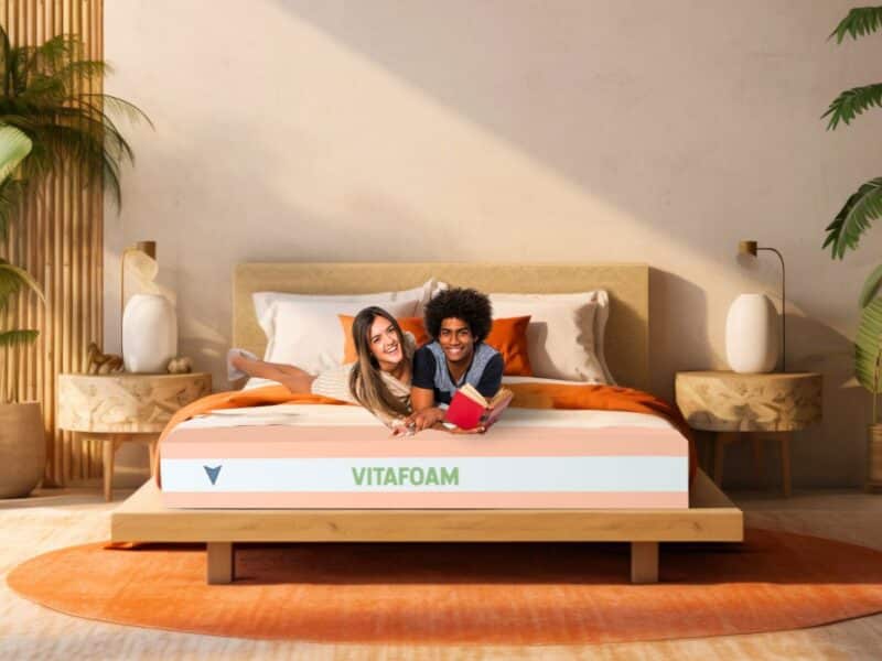Famille heureuse lit matelas Vitafoam chambre couche mousse haute résilience confort partagé