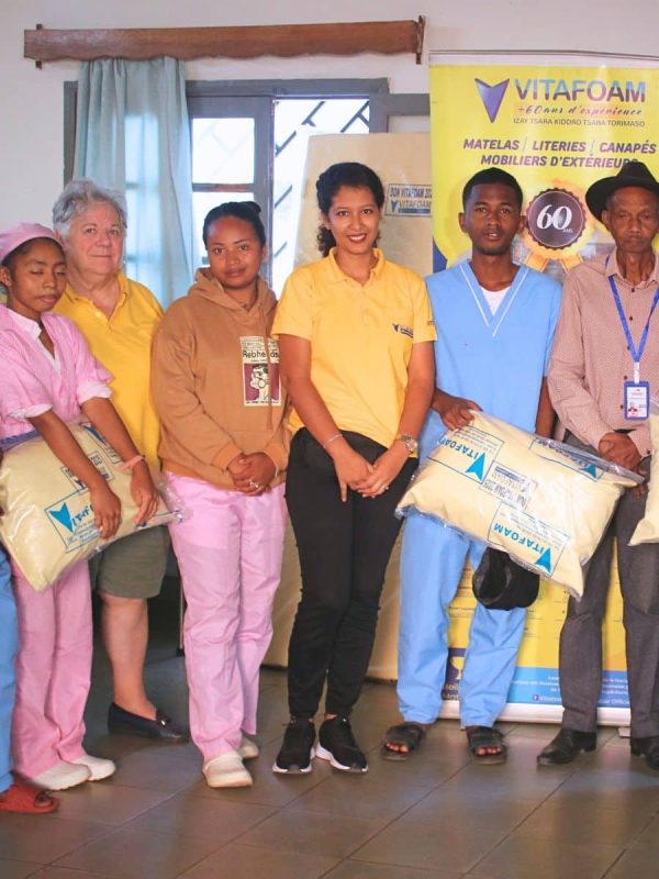 Personnel Vitafoam uniformes jaunes présentant produits, matelas orthopédique recommandé médecins Antananarivo