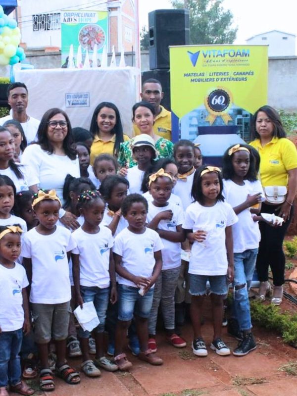 Événement communautaire Vitafoam avec enfants en t-shirts blancs, engagement social Madagascar