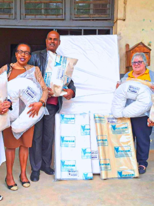 Employées avec matelas haute densité SGD Vitafoam emballés, izay tsara kidoro tsara torimaso, don coussin grossesse