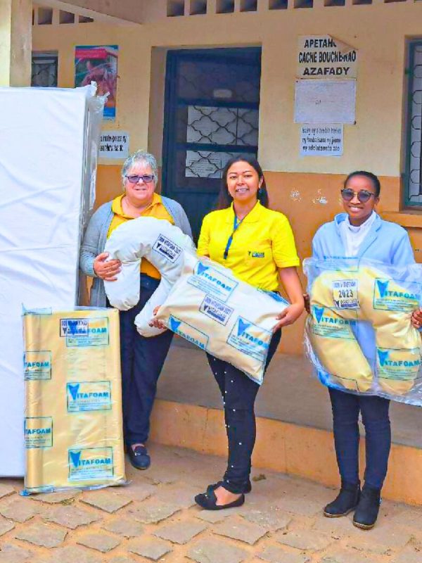 Personnel Vitafoam présentant matelas mousse Madagascar pour sommeil réparateur et kidoro qualité