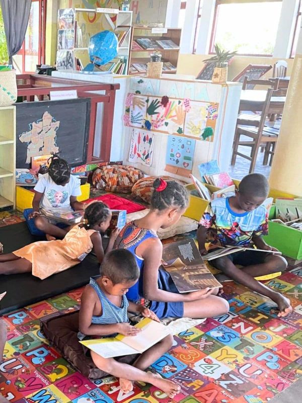 Enfants activité manuelle avec produits Vitafoam, collection POLLUX espace créatif éducatif