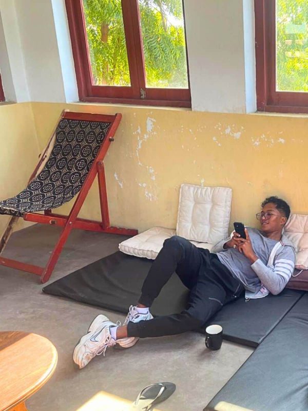 Enfant relaxant sur pouf Vitafoam collection EMERAUDE, mobilier confortable lecture Madagascar