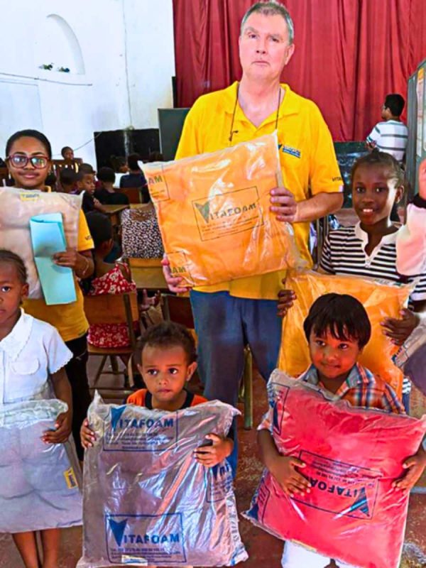 Enfants avec produits Vitafoam collection POLLUX, canapé enfant coussins smiley Madagascar