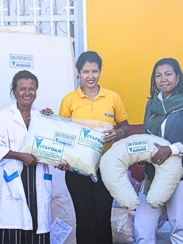 Employées Vitafoam présentant matelas à client, livraison matelas Madagascar service qualité