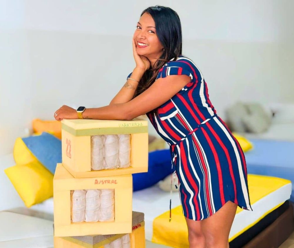 Femme sur matelas rayé confortable, collection anti-transpiration ergonomique santé Vitafoam