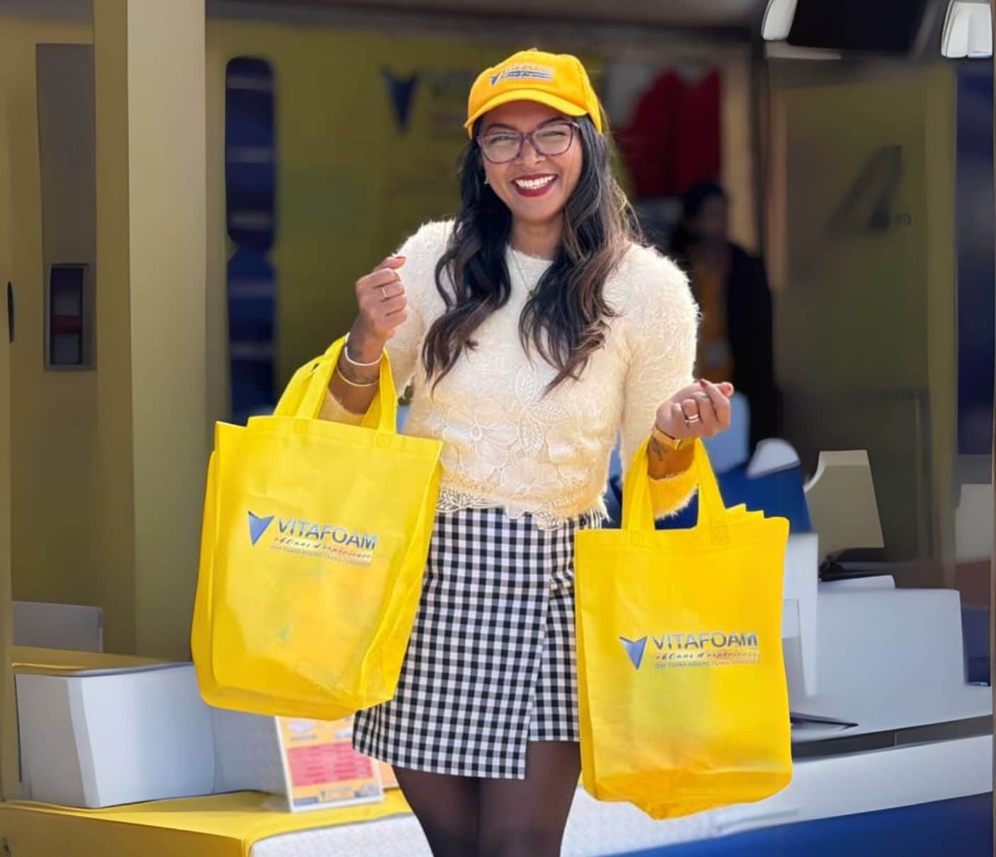 Expérience client – Satisfaction garantie pour chaque achat Cliente satisfaite sacs jaunes Vitafoam achat matelas qualité service après-vente Madagascar