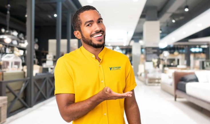 Expertise produits – Présentation technique matelas spécifiques Conseiller masculin Vitafoam uniforme jaune showroom matelas expertise présentation produits Madagascar
